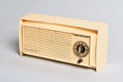 Radio _ RCA Victor Modle Nipper 10 _ Vers 1957