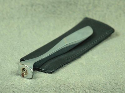 *BH21* Verchromter Stopfer mit Leder-Etui. - *10 Euro*