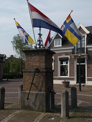 Vlaggen op de dorpspomp