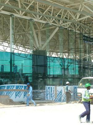 1432 17th May 06 Glass being installed at Sharjah Airports new terminal.JPG