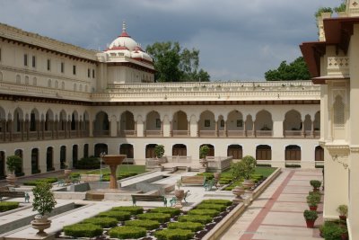 Rambagh Palace Courtyard Jaipur.JPG