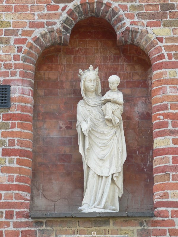 Staande Maria met Kind (koningin) - plein van Novotel Katelijnestraat