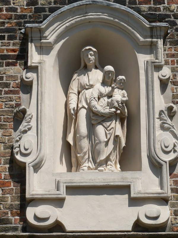 Sint-Anna-ten-Drien - Sint-Annaplein (kerkportaal)