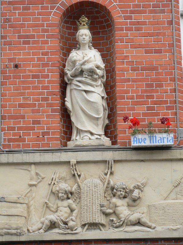 Staande Maria met Kind (koningin) Noordzandstraat 89