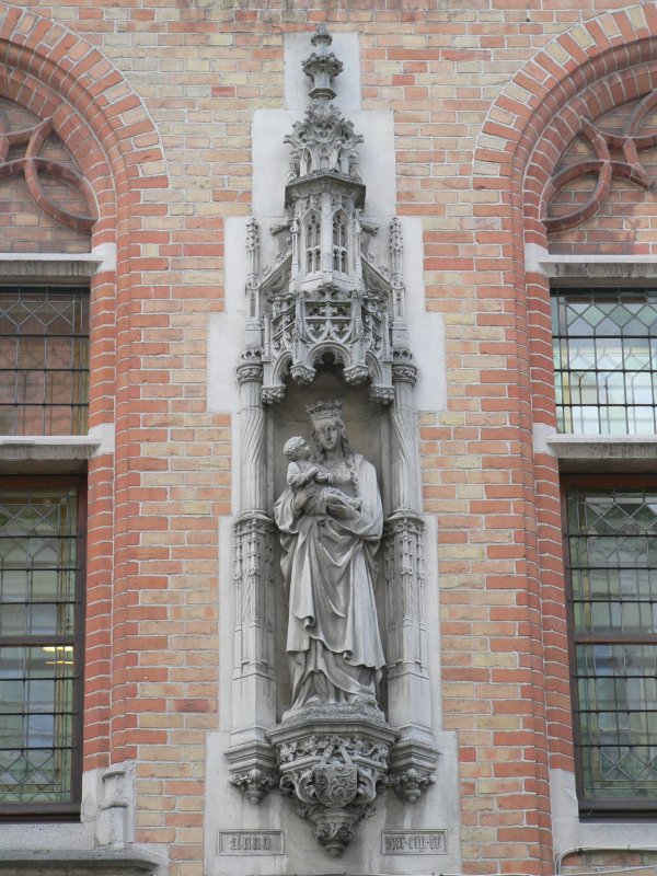 Staande Maria met Kind (koningin) - Ezelstraat 25