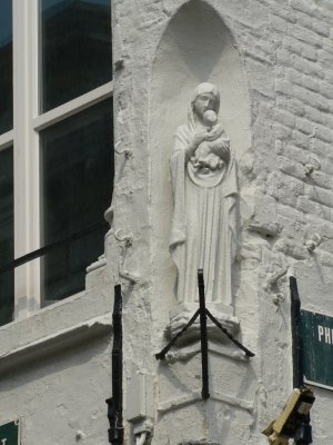 Staande Maria met Kind  - Philipstockstraat 1