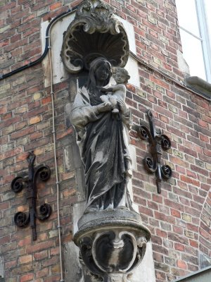 Staande Maria met Kind - Predikherenstraat 40