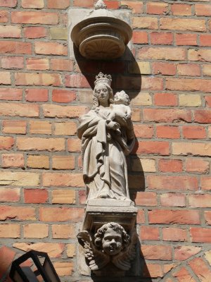 Staande Maria met Kind (koningin) - Sint-Niklaasstraat