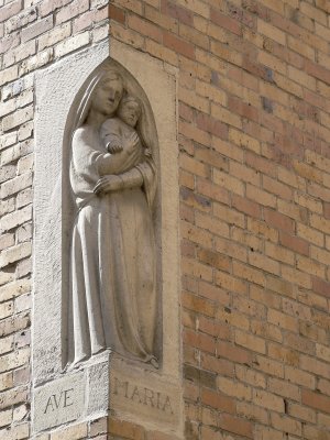 Staande Maria met Kind - Hallestraat 4