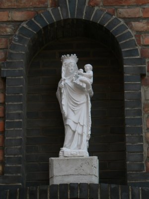 Staande Maria met Kind (koningin) - Steenstraat 66