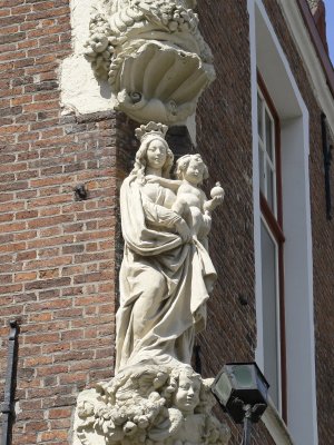 Staande Maria met Kind (koningin) - Heilige Geeststraat 3
