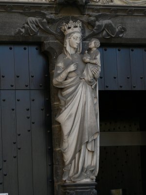 Staande Maria met Kind (koningin) - portaal Sint-Janshospitaal