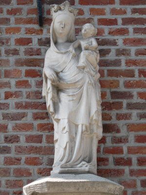 Staande Maria met Kind (koningin) - Kastanjeboomstraat 30