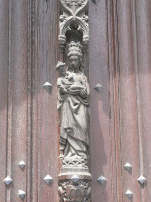 Maria met Kind (koningin) - Deur O-L-Vrouwekerk