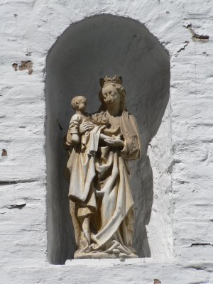 Staande Maria met Kind (koningin) - Goezeputstraat 8
