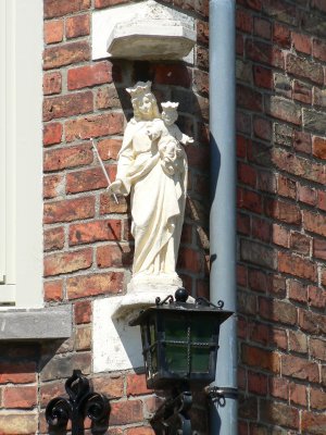 Staande Maria met Kind (Koningin) - A. Rodenbachstraat 23