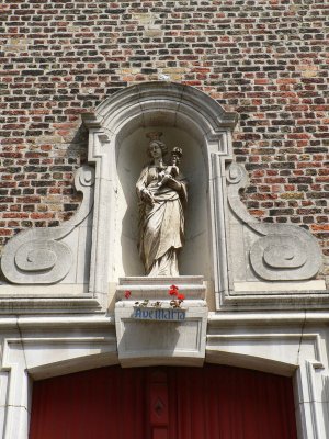 Staande Maria met Kind (Koningin)  - Kreupelenstraat 17