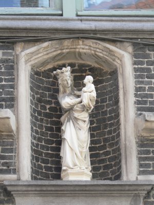 Staande Maria met Kind (koningin) - Sint-Jacobsstraat 7