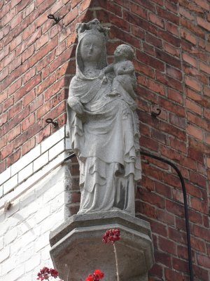 Staande Maria met Kind (koningin) - Smedenstraat 26