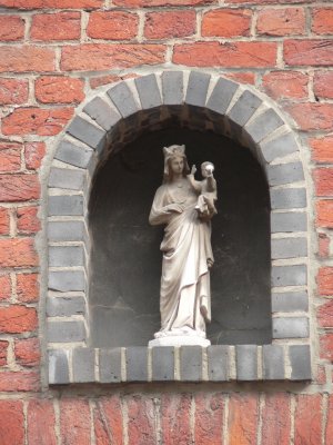 Staande Maria met Kind (koningin) - Zilverstraat 17