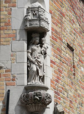 Staande Maria met Kind (koningin) Sint-Jacobsstraat 58