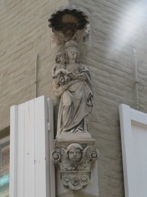 Staande Maria met Kind (koningin) - Sint-Walburgastraat 6
