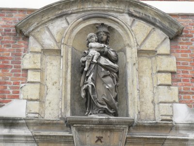 Staande Maria met Kind (Koningin) - Naaldenstraat 23