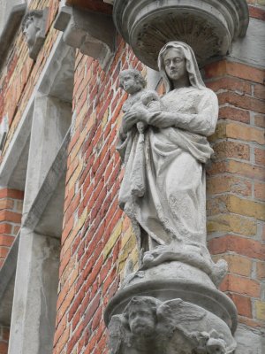 Staande Maria met Kind - Sint-Clarastraat 1 