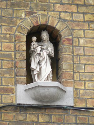 Staande Maria met Kind (koningin) - Julius  Maurits Sabbestraat 15