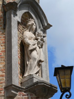 Jan Van Eyckplein 8  - Staande Maria met Kind