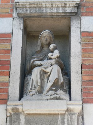 Zittende Maria met Kind - Koningin Elisabethlaan 61-63