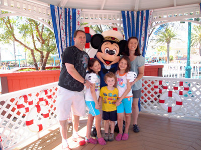 It's Mickey again, and this time the whole family was there.