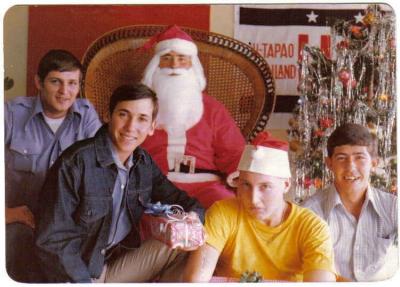 g4/37/545937/3/59948784.BillCunninghamAge211975LeftofSanta.jpg