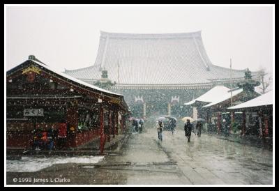 Snowing at Senso-ji