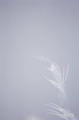 MiG-29 infracsapdt szr - MiG-29 releasing flares.jpg