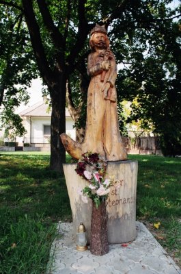 A templom melletti Szent Istvn szobor - The wooden Statue of Saint Stephen near the church 02.jpg