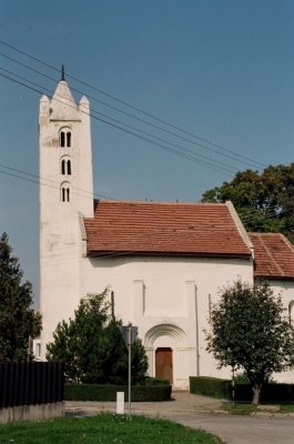 A gtori ferde templom - The leaning church of Gtor.jpg