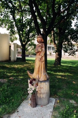 A templom melletti Szent Istvn szobor - The wooden Statue of Saint Stephen near the church 01.jpg