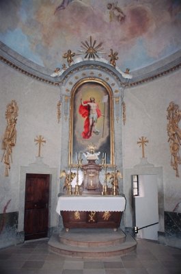 A mauzï¿½leum belseje az oltï¿½rral - The inside of the mausoleum with the altar.jpg