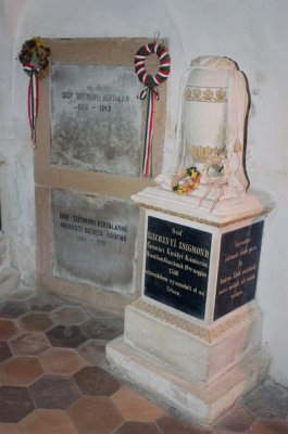 Sz�chenyi s�reml�kek - Sz�chenyi shrines 01.jpg