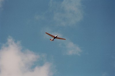 Vitorlzgp a domboldal felett - Glider over the hillside 01.jpg
