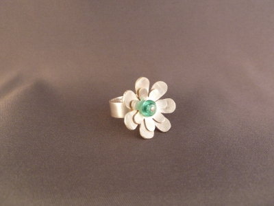 Spinning flowers ring with glass bead accent.