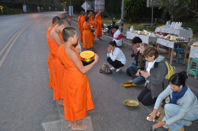 Crmonie des offrandes aux moines de Phitsanuloke, trs tt le matin.
