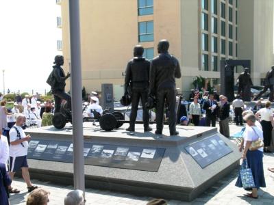 Statues dedicated to the Aviators