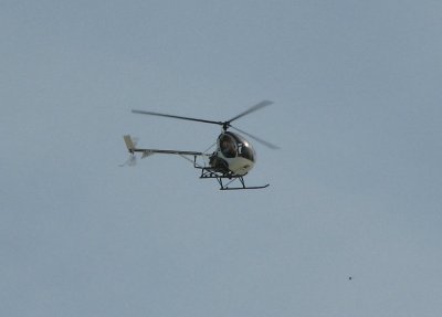 ROBINSON R 22 FLYING OVER THE BEACH