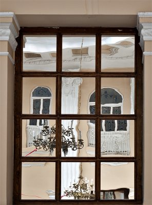 Fragmented dining room
