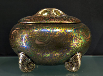 Pot with snail legs (1912)