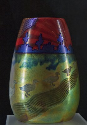 Vase with ducks