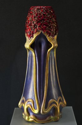 Vase, eight stylized flowers (1901)
