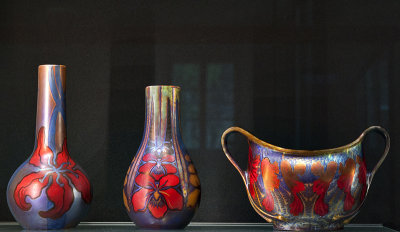 Vases, jardiniere, lilies branching off handles (1899-1900)